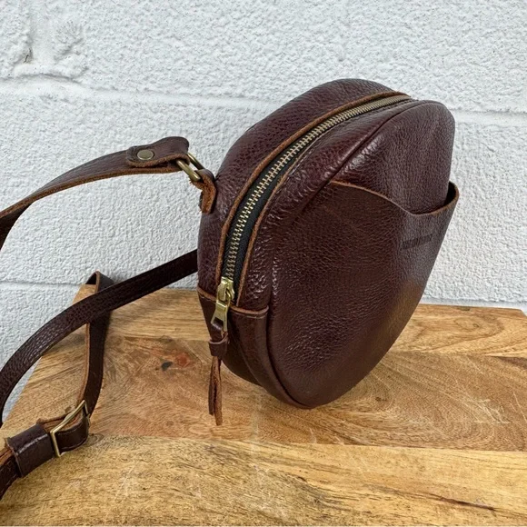 Portland Leather Goods Circle Crossbody Bag – Pebbled Leather Brown - Picture 5 of 16